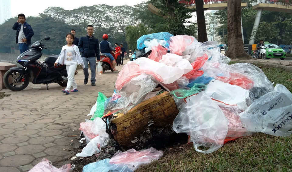 Sáng 23 tháng Chạp, ngày tiễn ông Công ông Táo về trời, tại nhiều khu vực sông, hồ Hà Nội đã không còn tình trạng “thả cá thả luôn cả túi nilon,” phần lớn rác được tại các điểm tập kết rác ven bờ. (Ảnh: Hùng Võ/Vietnam+) 