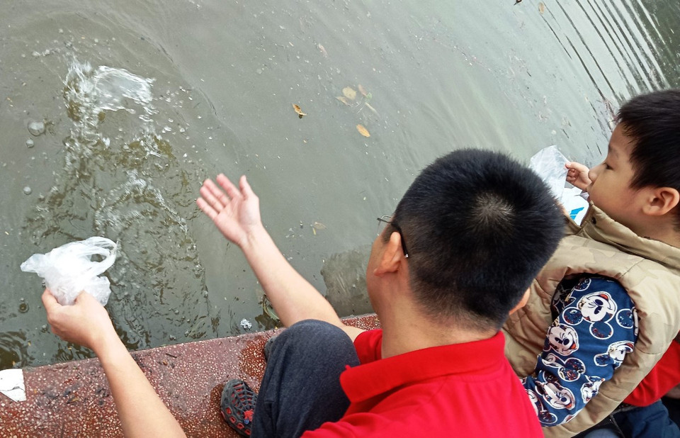 Không còn cảnh "phóng sinh phóng luôn cả túi nilon" trong ngày tiễn Táo quân về trời. (Ảnh: Hùng Võ/Vietnam+)