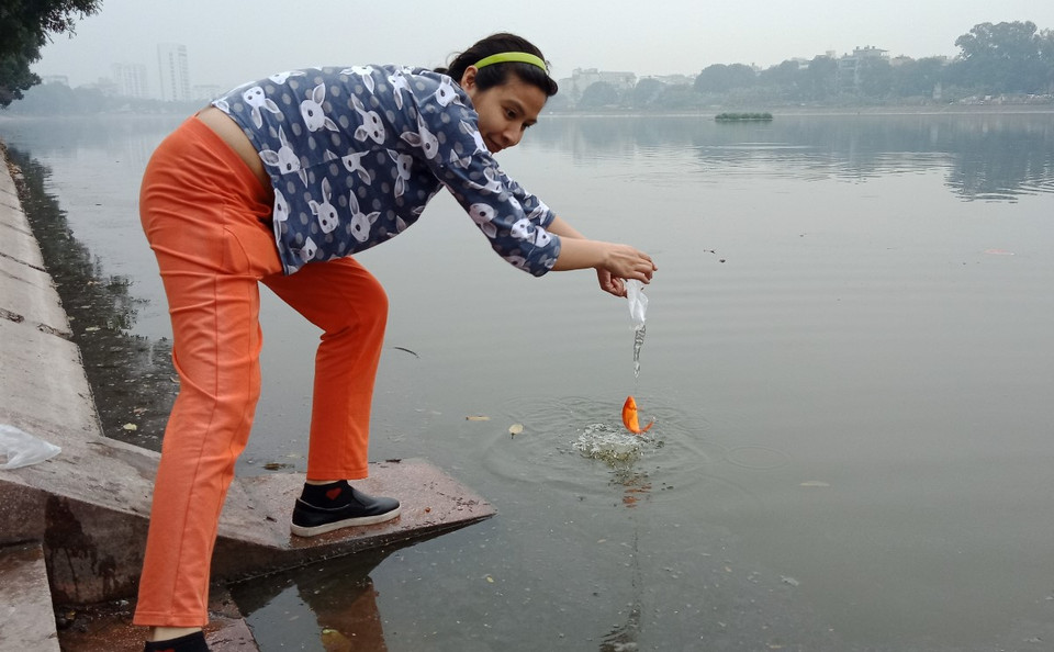 Không còn cảnh "phóng sinh phóng luôn cả túi nilon" trong ngày tiễn Táo quân về trời. (Ảnh: Hùng Võ/Vietnam+)