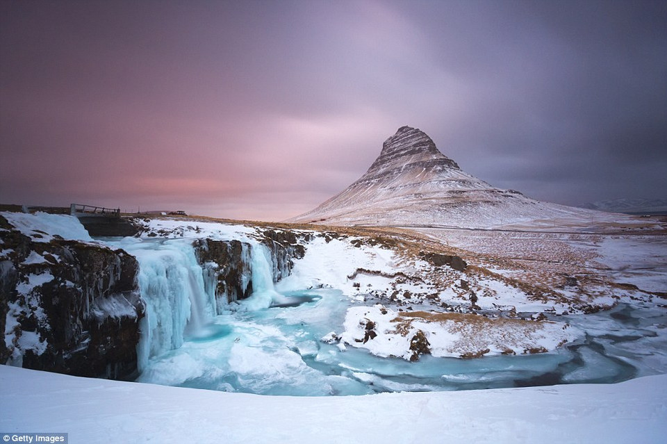 Hoàng hôn nhìn từ phía sau núi Kirkjufell tại Snæfellsnes bán đảo phía tây Iceland. (Nguồn: Getty Images)