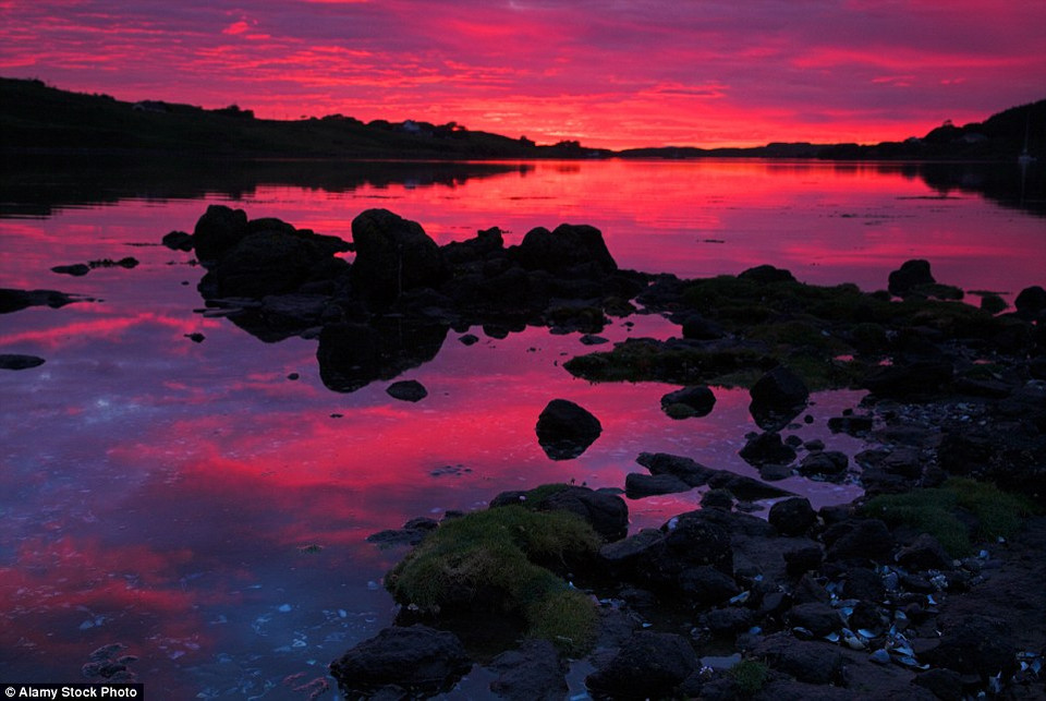 Hoàng hôn rực đỏ trên đảo Isle of Skye ở Scotland. (Nguồn: Getty Images)