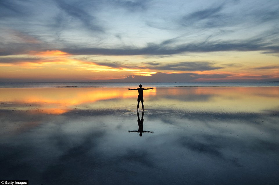 Ánh hoàng hôn phản chiếu trên mặt biển ở quần đảo Zanzibar, ngoài khơi bờ biển Tanzania. (Nguồn: Getty Images)