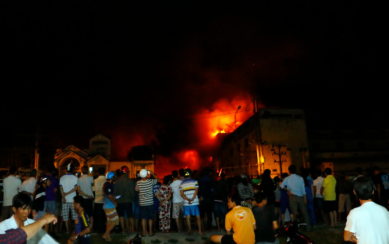 Đến 1 giờ sáng ngày 24/3, lực lượng chức năng vẫn đang khẩn trương tiến hành các biện pháp chữa cháy, không để ngọn lửa lan ra các khu vực khác. (Ảnh: Thanh Liêm/TTXVN)