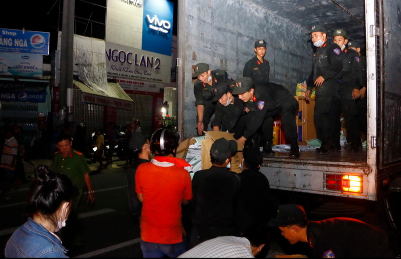 Thành phố Hồ Chí Minh cũng đã điều động 4 xe chữa cháy cùng hàng chục chiến sĩ xuống Cần Thơ để tham gia chữa cháy. (Ảnh: Thanh Liêm/TTXVN)