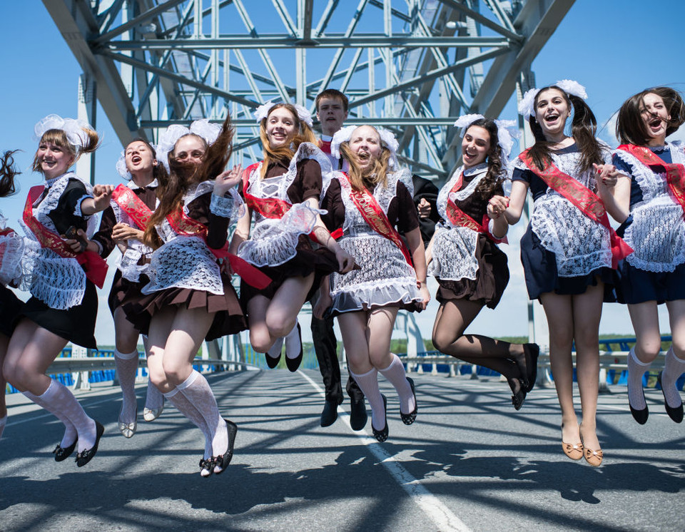 Các sinh viên tốt nghiệp trong lễ kỷ niệm tại Tara, Omsk Region, Nga, ngày 25/5. (Nguồn: Sputnik)