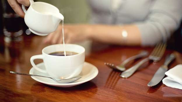 Hạn chế các sản phẩm sữa có quá nhiều chất béo. (Nguồn: Getty)