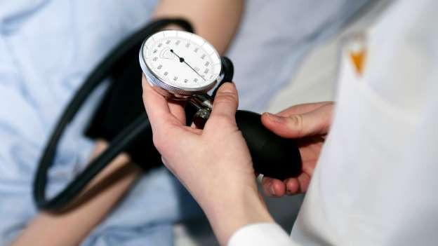 Thường xuyên kiểm tra lượng cholesterol trong máu của bạn. (Nguồn: Getty)