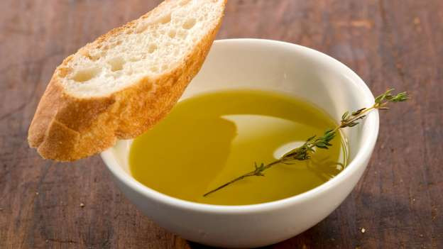 Chuyển sang ăn dầu ô liu và nói lời tạm biệt với bơ. (Nguồn: Getty)