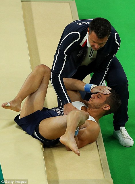 Samir tỏ ra vô cùng đau đớn sau khi gặp chấn thương kinh hoàng. (Nguồn: Getty)