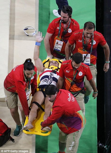 Anh cố nén đau để vẫy chào người hâm mộ. (Nguồn: Getty)