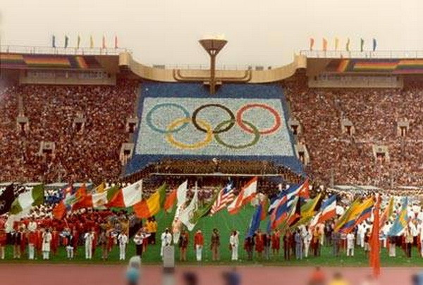 Ngày 19/7/1980: Quốc kỳ Việt Nam tung bay tại Lễ khai mạc Olympic Moskva (Liên Xô cũ). Đây cũng là kỳ Olympic đầu tiên đoàn Thể thao của nước CHXHCN Việt Nam chính thức tham dự kỳ Olympic sau ngày đất nước hoàn toàn thống nhất. (Nguồn: TTXVN) 