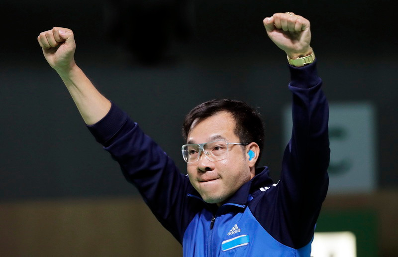 Hoàng Xuân Vinh hạnh phúc khi giành được huy chương vàng. (Nguồn: EPA/TTXVN)