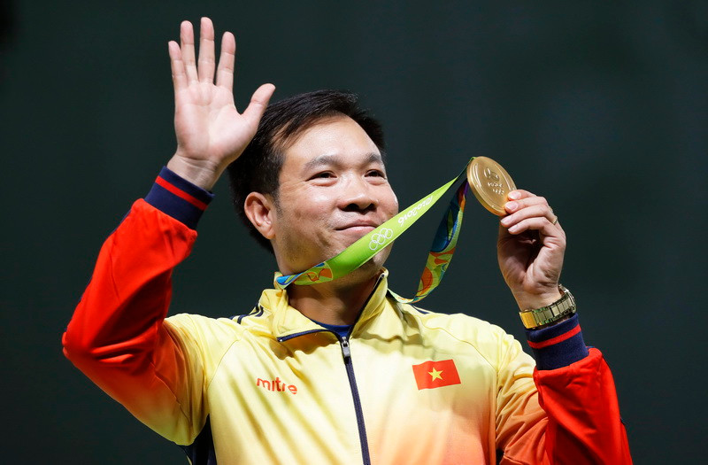 Hoàng Xuân Vinh hạnh phúc khi giành được huy chương vàng. (Nguồn: EPA/TTXVN)
