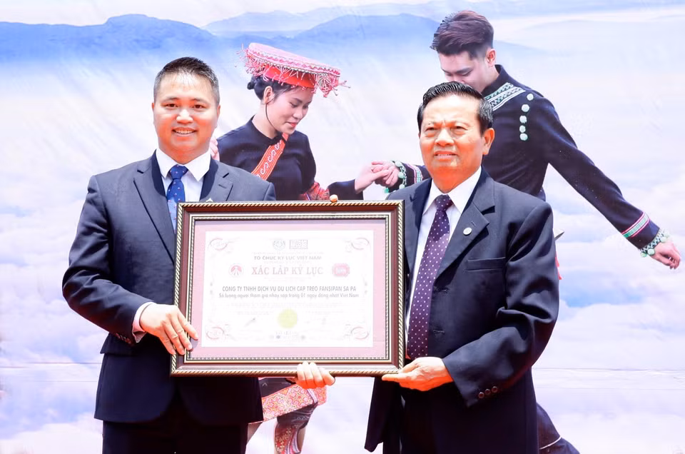 Đại diện các tổ chức kỷ lục Việt Nam trao bằng xác nhận kỷ lục cho ông Nguyễn Xuân Chiến, Chủ tịch Tập đoàn Sun Group, Giám đốc Công ty TNHH Dịch vụ Du lịch cáp treo Fansipan Sapa. (Ảnh: Quốc Khánh/TTXVN)
