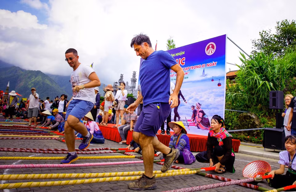 Ngày 10/8, tại Khu du lịch Sun World Fansipan Legend, thị trấn Sa Pa (Lào Cai) diễn ra lễ trao chứng nhận Xác nhận kỷ lục của Tổ chức kỷ lục Việt Nam về nhảy sạp. (Ảnh: Quốc Khánh/TTXVN)