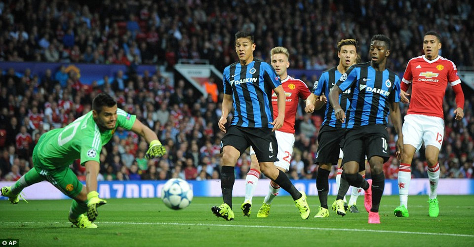 ...khi Michael Carrick tự đưa bóng về lưới nhà từ tình huống sút phạt không quá nguy hiểm của các cầu thủ Club Brugge. (Nguồn: AP)