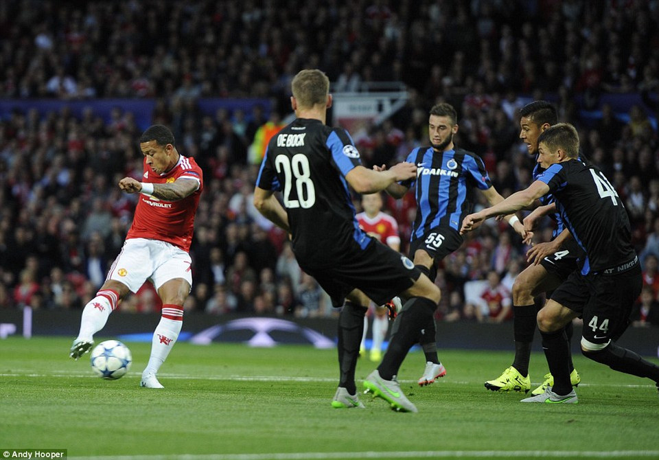 Đến phút 13, Memphis Depay đã có pha độc diễn trong vòng cấm... (Nguồn: DM)