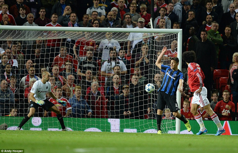 Manchester United mới có bàn thắng ấn định tỷ số 3-1 do công của Fellaini sau đường kiến tạo của Depay. (Nguồn: DM)