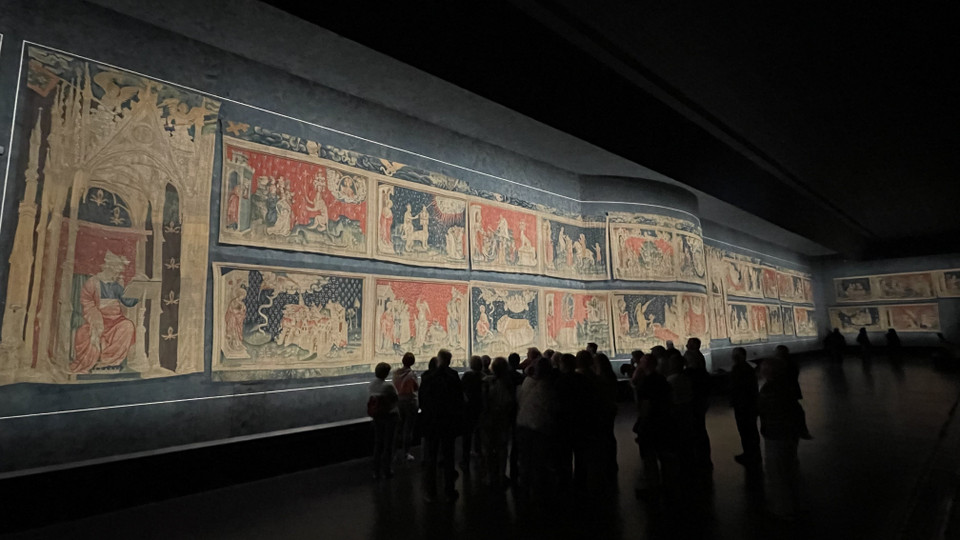 Tấm thảm Apocalypse được Công tước Louis I của xứ Anjou, con trai vua Jean le Bon và là anh trai của vua Charles V đặt làm vào khoảng năm 1375. Sau 9 năm thực hiện, tấm thảm dệt Apocalypse ra mắt công chúng với kích thước ban đầu là 140mx6m, gồm nhiều mảnh. (Ảnh: Thu Hà/TTXVN)