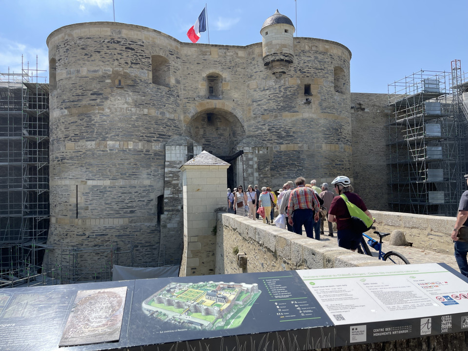 Lối vào lâu đài Angers, nơi trưng bày tấm thảm dệt khổng lồ mang tên Ngày tận thế. (Ảnh: Thu Hà/TTXVN)