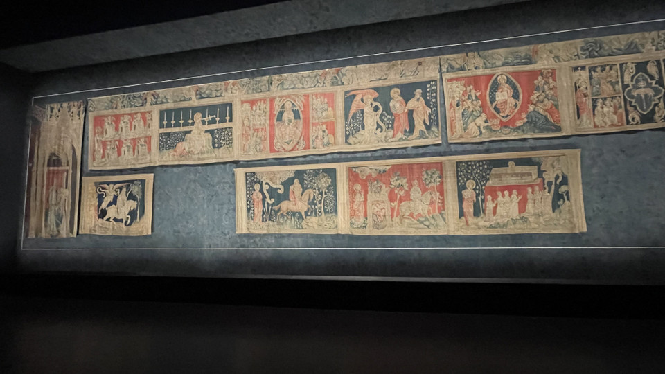 Hiện nay, dù chỉ còn lại hơn 100mx4,5m, nhưng tấm thảm này vẫn là tấm thảm dài nhất và lâu đời nhất được ghi nhận trong lịch sử Trung cổ còn được bảo tồn trên thế giới hiện nay. (Ảnh: Thu Hà/TTXVN)