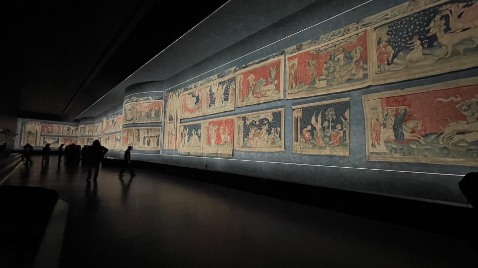 Với những cảnh miêu tả Ngày tận thế, các câu chuyện trên tấm thảm cũng phản ánh thực trạng của thế giới giai đoạn thế kỷ 14, với chiến tranh, bệnh tật và nghèo đói. (Ảnh: Thu Hà/TTXVN)