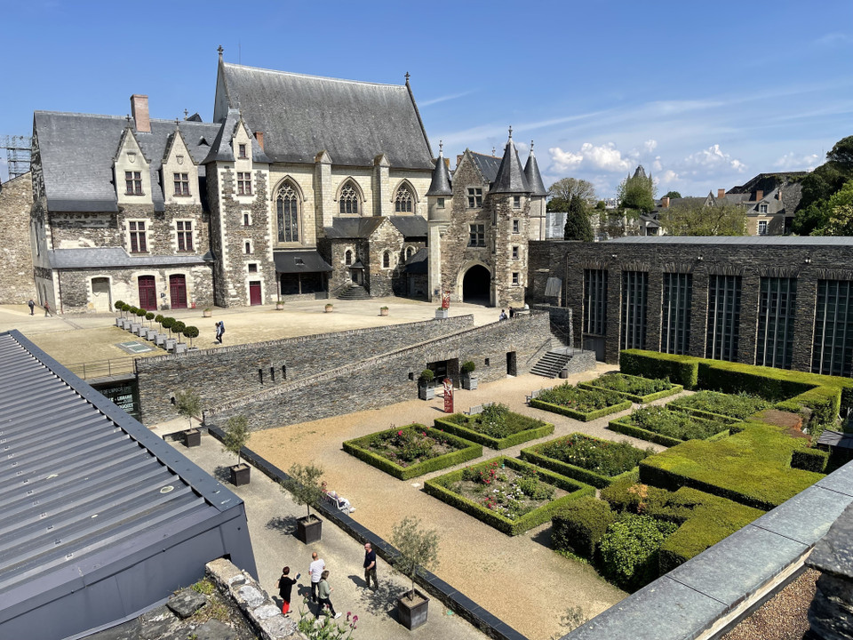 Một góc lâu đài Angers, nơi trưng bày tấm thảm dệt khổng lồ mang tên Ngày tận thế. (Ảnh: Thu Hà/TTXVN)