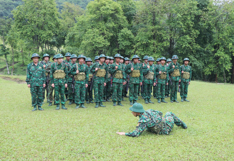 Để thích ứng và vượt qua những khó khăn đó, mỗi chiến sỹ luôn phải nỗ lực vươn lên. Được sự động viên tích cực của cán bộ trong đơn vị, các chiến sỹ mới đều an tâm huấn luyện, quen với nếp sống kỷ luật, tác phong của người lính. (Ảnh: Xuân Tiến/TTXVN)
