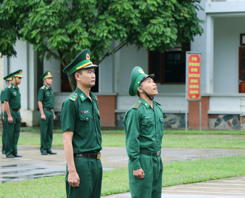 Tân binh đọc lời tuyên thệ của người lính trong buổi lễ chào cờ toàn đơn vị. (Ảnh: Xuân Tiến/TTXVN)