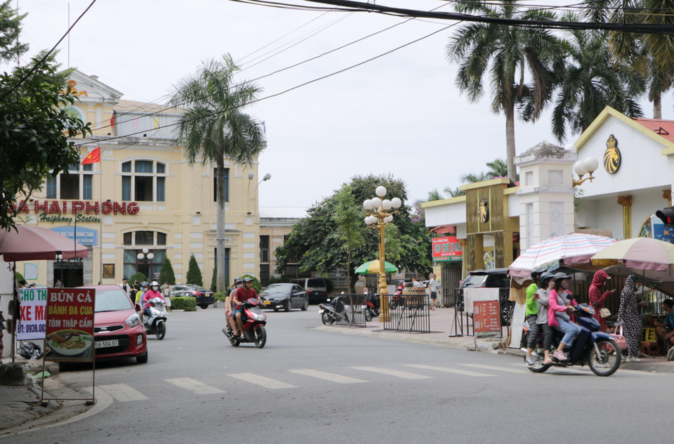 Từ Ga Hải Phòng, du khách có thể thuê xe máy để có thể đi hết các điểm được giới thiệu trong bản đồ. (Ảnh: Minh Thu/TTXVN)
