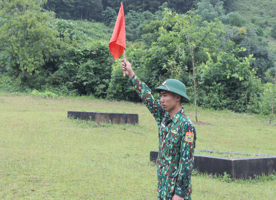 Để nâng cao chất lượng công tác huấn luyện, Tiểu đoàn huấn luyện cơ động đã tập huấn cán bộ giai đoạn đệm, phân công cán bộ bám sát từng chiến sỹ, uốn nắn từng động tác cho tân binh, coi trọng công tác thực hành. (Ảnh: Xuân Tiến/TTXVN)