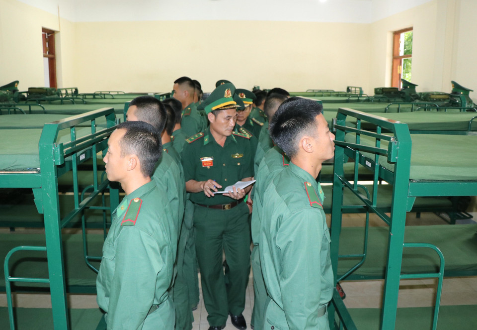 Trực ban Đại đội và Chỉ huy đơn vị tiến hành kiểm tra vệ sinh, sắp đặt trật tự nội vụ vào mỗi sáng ở Tiểu đoàn Huấn luyện, cơ động (Bộ đội Biên phòng tỉnh Điện Biên). (Ảnh: Xuân Tiến/TTXVN)