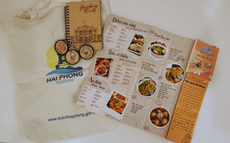 Bộ quà tặng xinh xắn Sở Du lịch Hải Phòng chuẩn bị để tặng cho du khách. (Ảnh: Minh Thu/TTXVN)