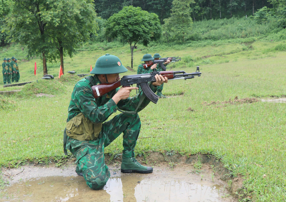  Đơn vị thực hiện phương châm huấn luyện từ thấp đến cao, đơn giản đến phức tạp, kết hợp học đi đôi với hành, lấy thực hành làm chính giúp bộ đội nắm chắc nội dung, thuần thục động tác, duy trì nghiêm các quy định, quy tắc thao trường. (Ảnh: Xuân Tiến/TTXVN)