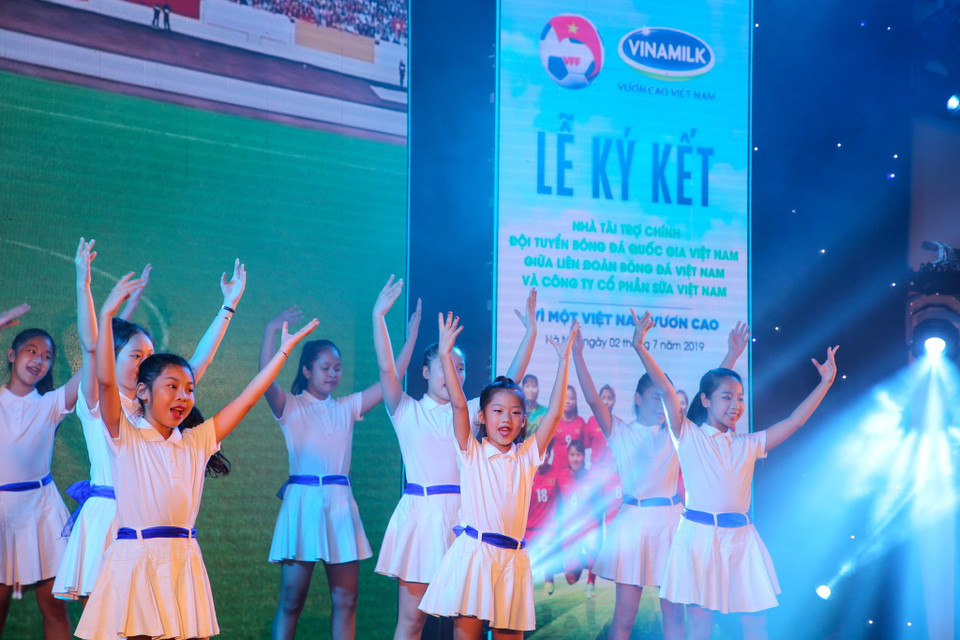 Tiết mục biểu diễn văn nghệ tại buổi lễ ký kết. (Ảnh: Minh Sơn/Vietnam+)