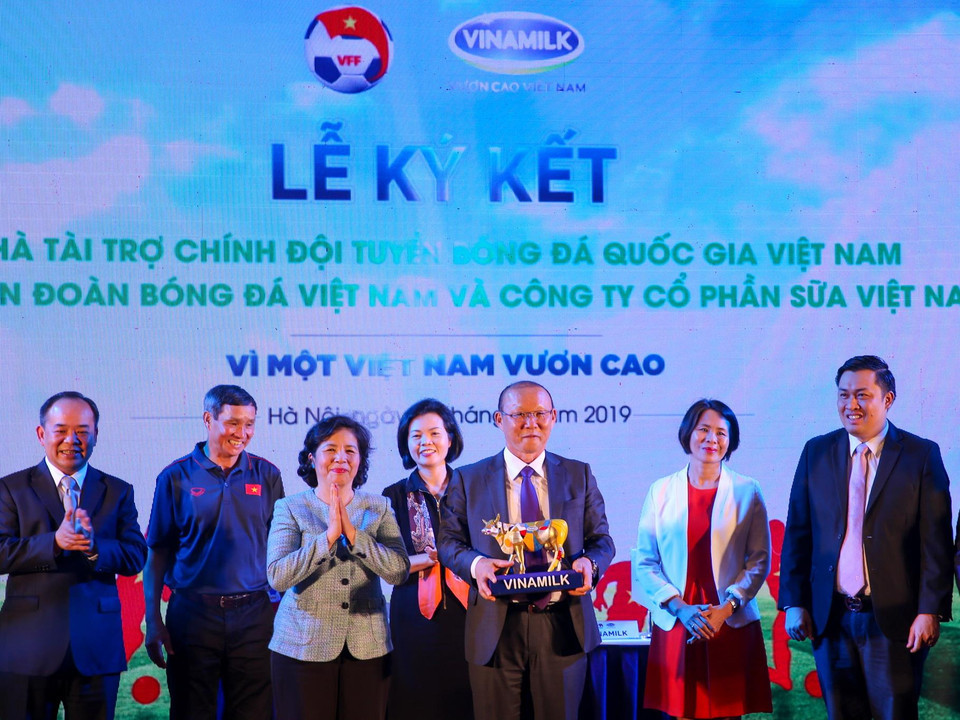 Bà Mai Kiều Liên, Tổng Giám đốc Vinamilk trao quà cho huấn luyện viên Park Hang-seo. (Ảnh: Minh Sơn/Vietnam+)