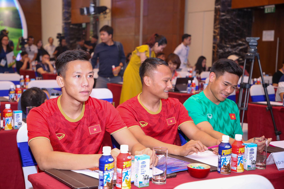 Các cầu thủ nam đội tuyển Việt Nam gồm Quế Ngọc Hải, Trọng Hoàng và Nguyên Mạnh tham dự buổi lễ quan trọng. (Ảnh: Minh Sơn/Vietnam+)