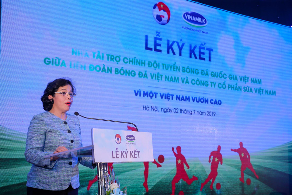 Bà Mai Kiều Liên khẳng định Vinamilk sẽ đồng hành cùng VFF và các đội tuyển quốc gia hướng đến mục tiêu đưa bóng đá Việt Nam chinh phục những đỉnh cao mới 'Vì một Việt Nam vươn cao.' (Ảnh: Minh Sơn/Vietnam+)