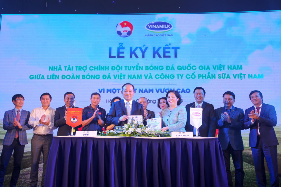 Vinamilk sẽ là nhà tài trợ chính cho các đội Tuyển Bóng đá Quốc gia Việt Nam trong giai đoạn 2019-2022. (Ảnh: Minh Sơn/Vietnam+)