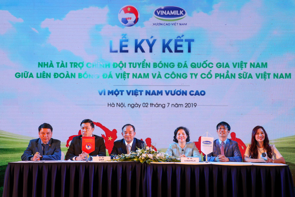 Đại diện VFF và Vinamilk trả lời báo chí sau lễ ký kết. (Ảnh: Minh Sơn/Vietnam+)