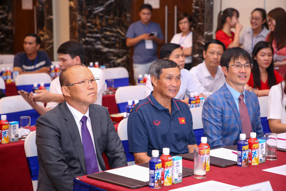 HLV Park Hang-seo và HLV Mai Đức Chung tham dự buổi lễ. (Ảnh: Minh Sơn/Vietnam+)