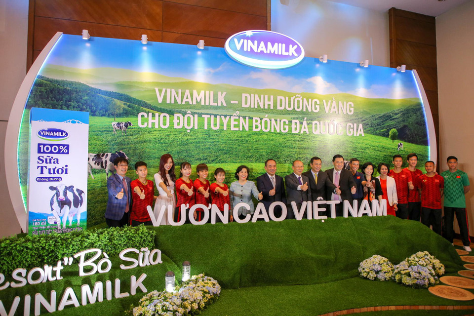 Lễ ký kết giữa Công ty cổ phần Sữa Việt Nam (Vinamilk) và Liên đoàn bóng đá Việt Nam (VFF) đã diễn ra chiều 2-7 tại Hà Nội. (Ảnh: Minh Sơn/Vietnam+)