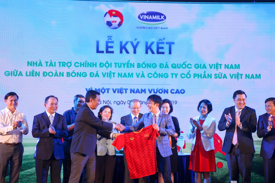 VFF tặng áo cho thi đấu của đội Tuyển Bóng đá Quốc gia cho Nhà tài trợ chính Vinamilk. (Ảnh: Minh Sơn/Vietnam+)