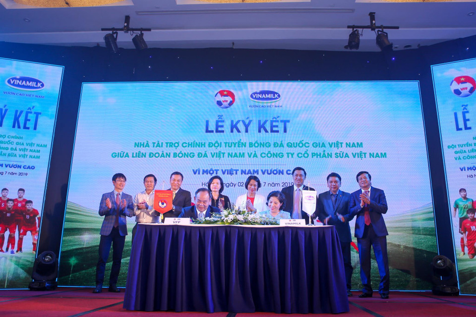 Ông Lê Khánh Hải và bà Mai Kiều Liên, ký kết tài trợ cho đội tuyển bóng đá Việt Nam. (Ảnh: Minh Sơn/Vietnam+)