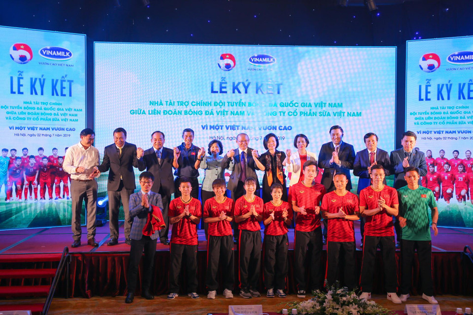 Đại diện của VFF, Vinamik, HLV 2 đội tuyển và các cầu thủ chụp ảnh kỷ niệm. (Ảnh: Minh Sơn/Vietnam+)