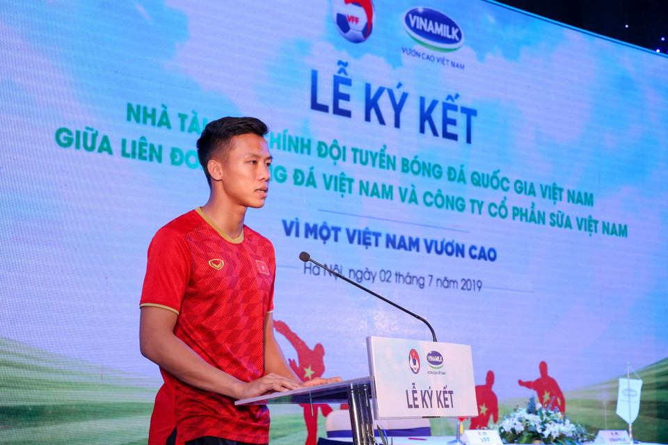 Thủ quân Tuyển Bóng đá Nam Việt Nam Quế Ngọc Hải phát biểu tại buổi lễ kỳ kết. (Ảnh: Minh Sơn/Vietnam+)