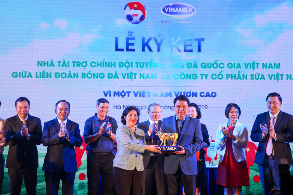 Bà Mai Kiều Liên, Tổng Giám đốc Vinamilk trao quà cho đại diện VFF. (Ảnh: Minh Sơn/Vietnam+)