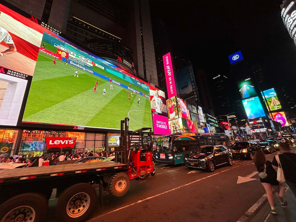 Trận đấu bóng đá giữa Đội tuyển Nữ Việt Nam và Đội tuyển Mỹ được Truyền hình Mỹ livestreams tại Quảng trường Thời đại New York đã thu hút đông đảo người xem. (Ảnh: Trần Thanh Tuấn/TTXVN)