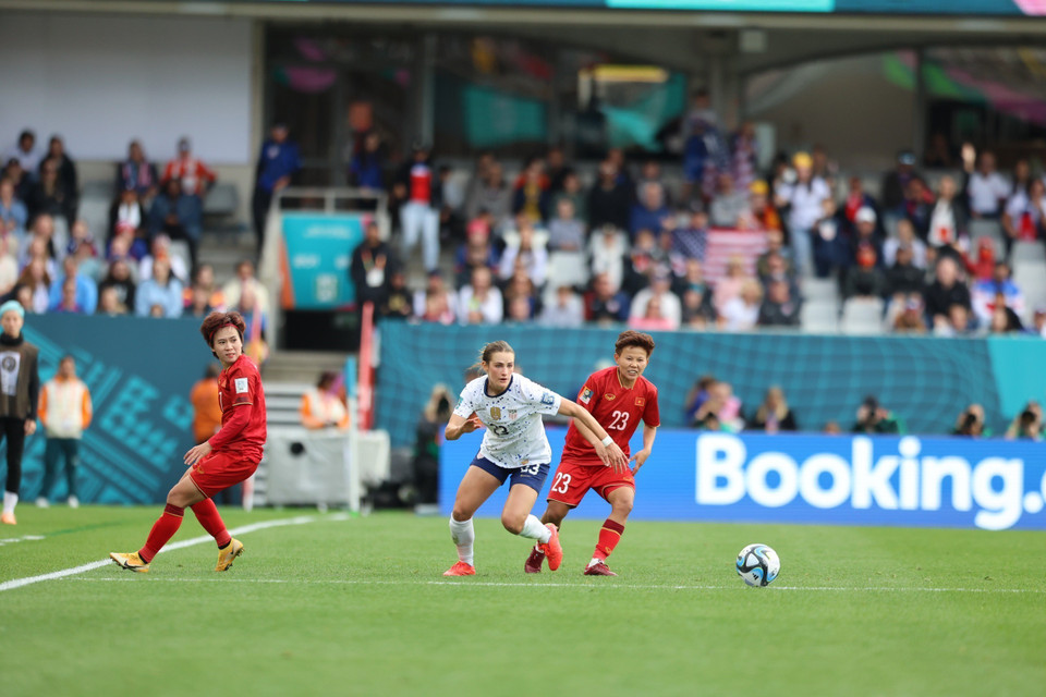 Cầu thủ Emily Fox (23, Mỹ) vượt qua cùng lúc cả Tuyết Dung (trái) và Bích Thuỳ (phải). (Ảnh: TTXVN phát)