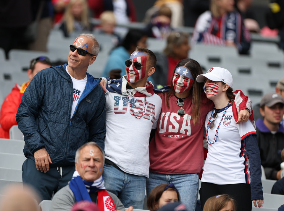 Các cổ động viên Mỹ cổ vũ đội nhà trong trận đấu gặp Tuyển nữ Việt Nam tại vòng bảng World Cup Nữ 2023 ở Auckland, New Zealand ngày 22/7/2023. (Ảnh: THX/TTXVN)